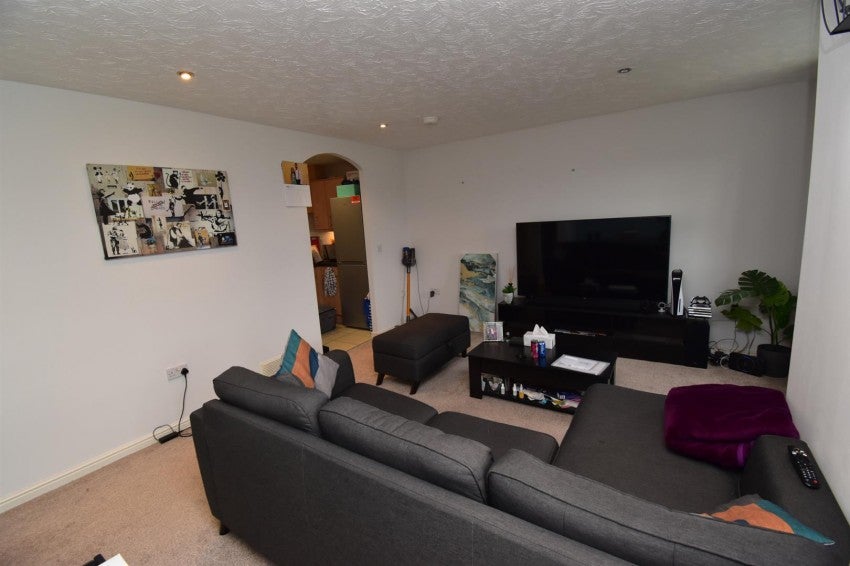 Flat Purser Drive in Warwick