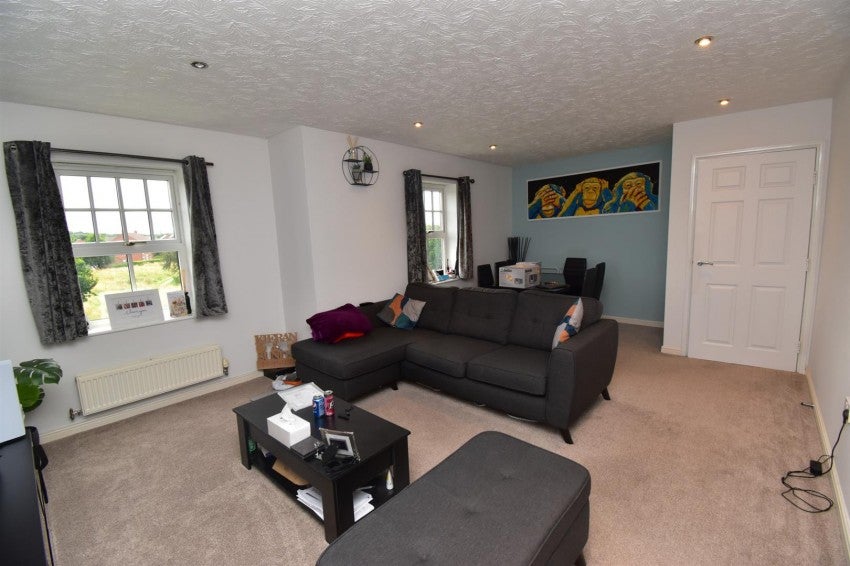 Flat Purser Drive in Warwick