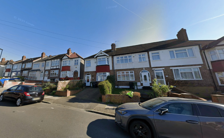 Flat Penderry Rise in Greater London
