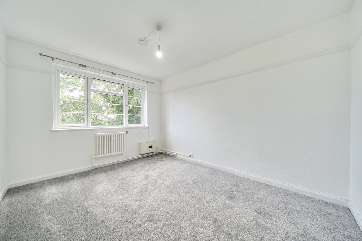Flat Bishopric in Horsham