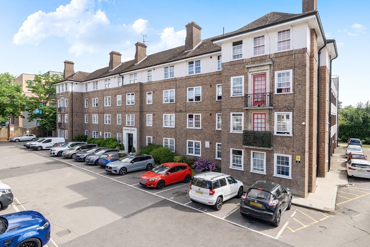 Flat Bishopric in Horsham