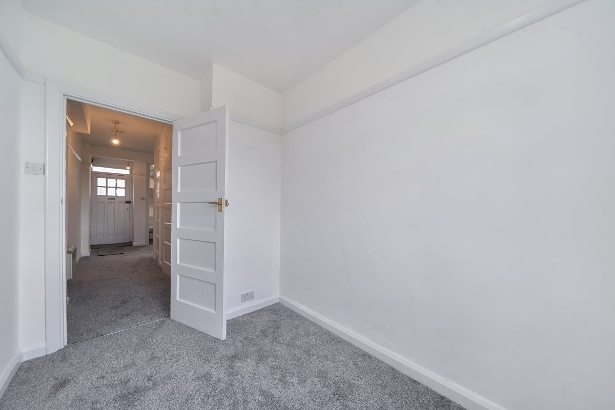 Flat Bishopric in Horsham