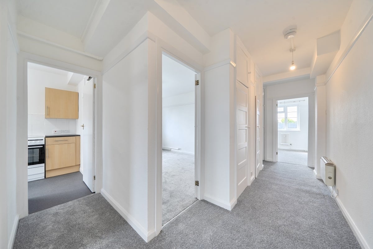 Flat Bishopric in Horsham