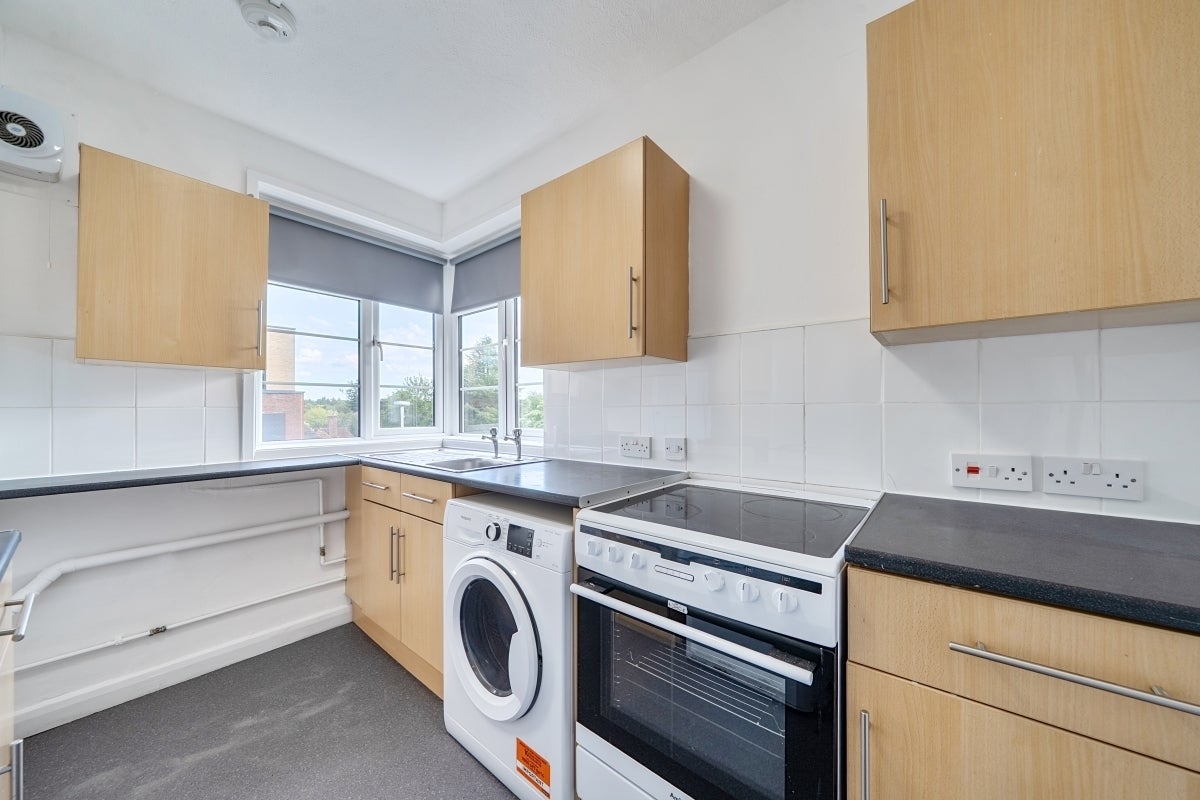 Flat Bishopric in Horsham