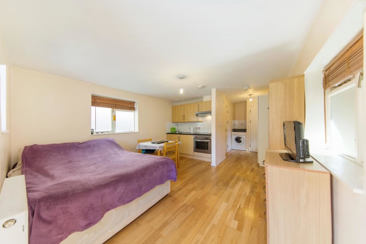 Flat Camberwell Road in Greater London