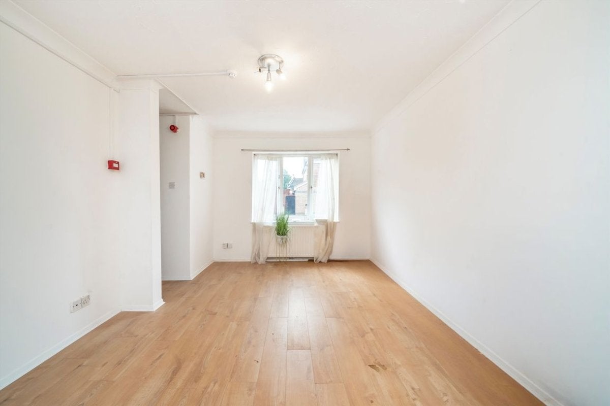 Flat Ambassador Square in Greater London