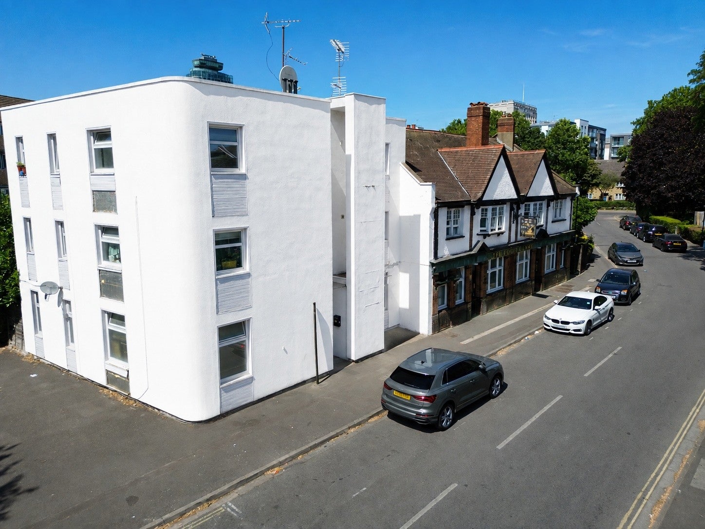 Flat Clayponds Lane in Greater London