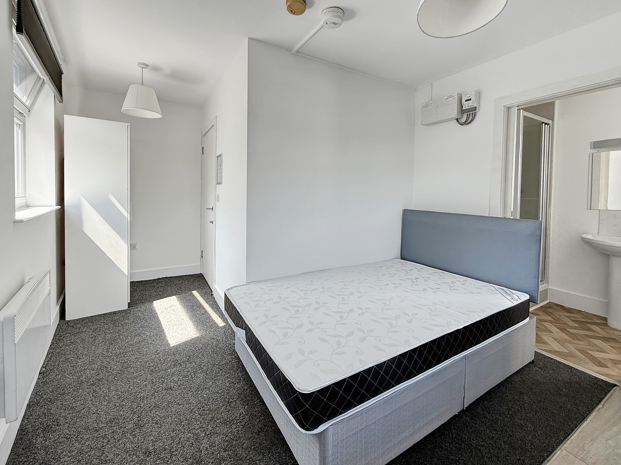 Flat Clayponds Lane in Greater London