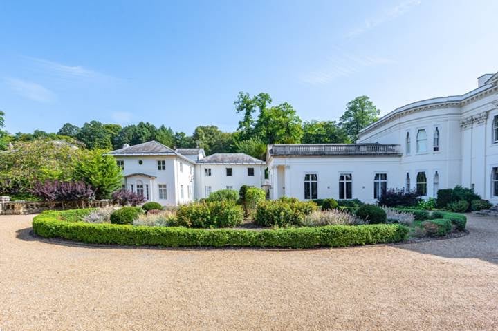 Flat Garden Road in Greater London