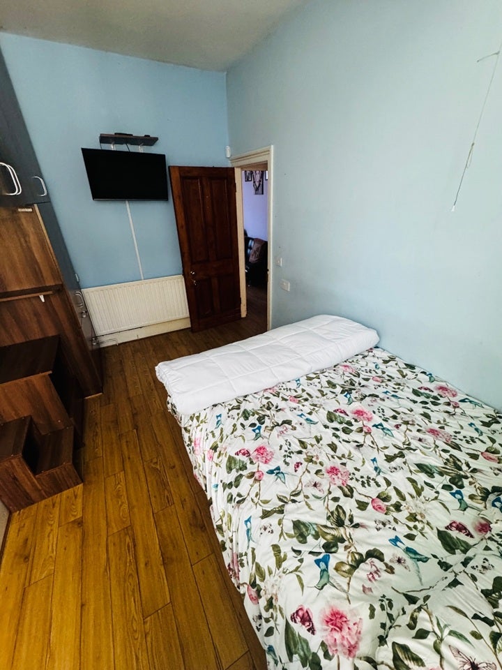 Room Plashet Road in Greater London