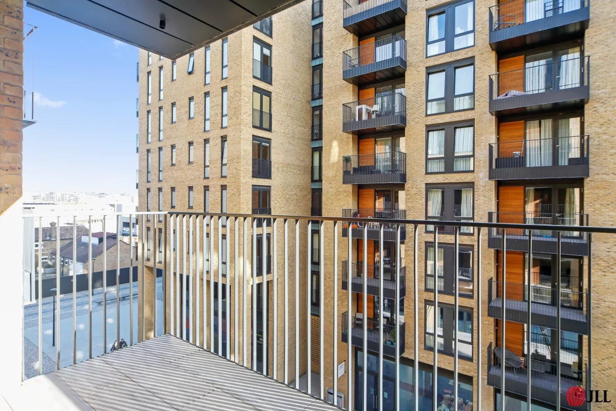 Flat Ferrier Street in Greater London
