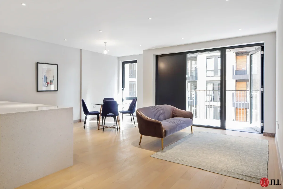 Flat Ferrier Street in Greater London