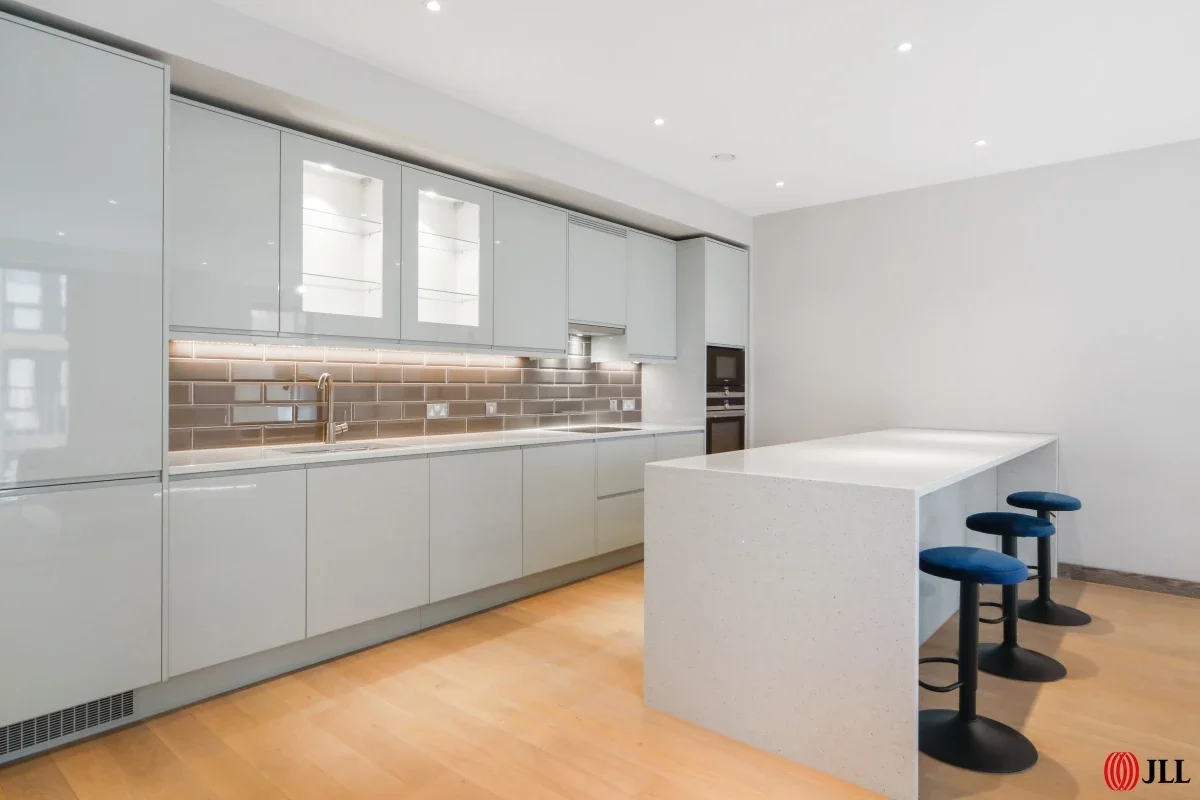 Flat Ferrier Street in Greater London