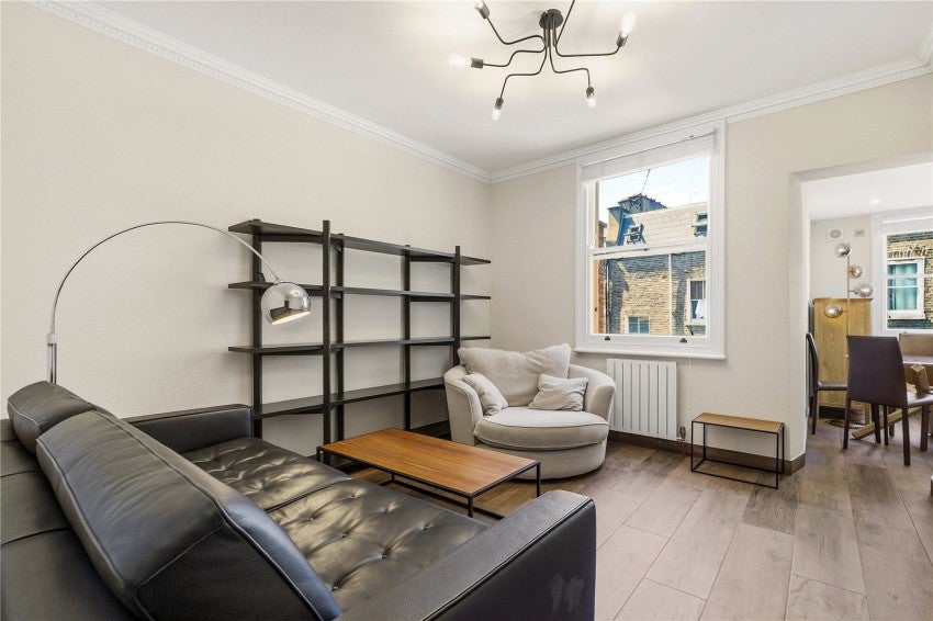 Flat Cornwall Crescent in Greater London