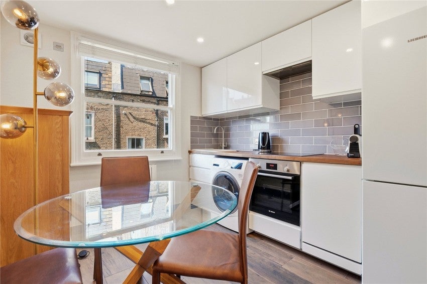 Flat Cornwall Crescent in Greater London
