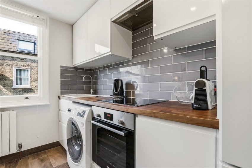 Flat Cornwall Crescent in Greater London