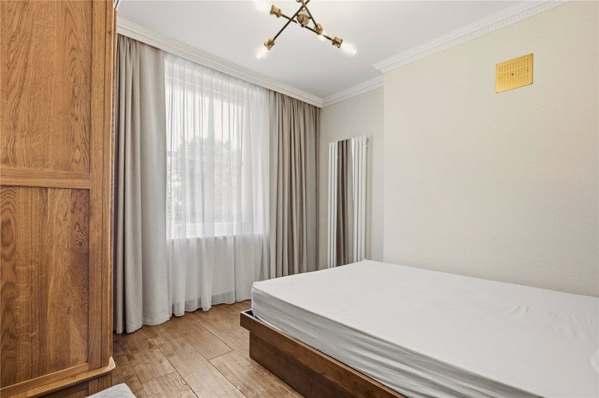 Flat Cornwall Crescent in Greater London