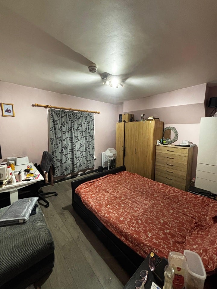 Flat Harrow Road in Greater London