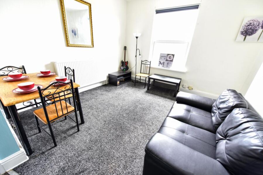 Flat Ebor Street in Leeds