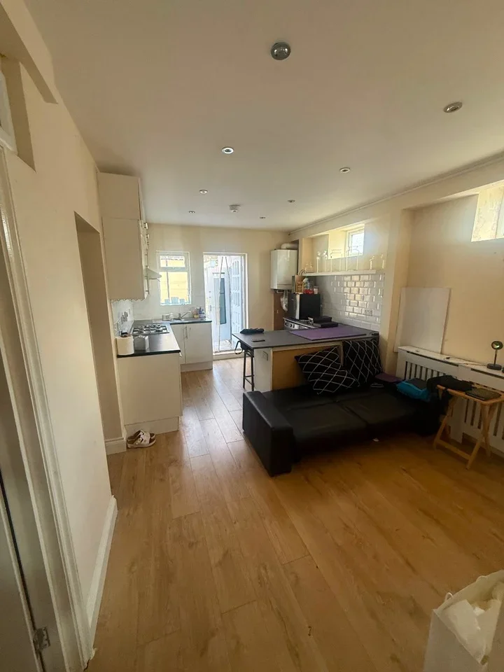Flat Harcourt Avenue in Greater London