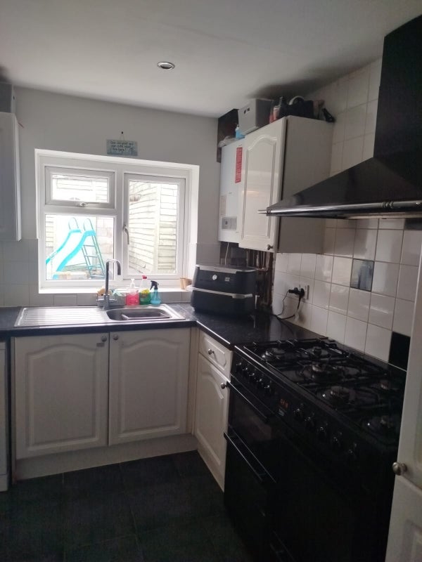 Room Belben Road in Poole
