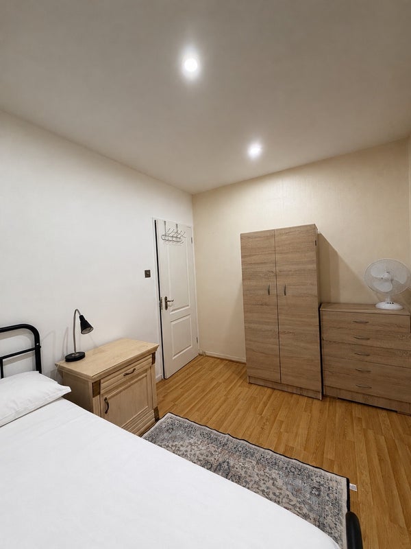Room Lowood Street in Greater London