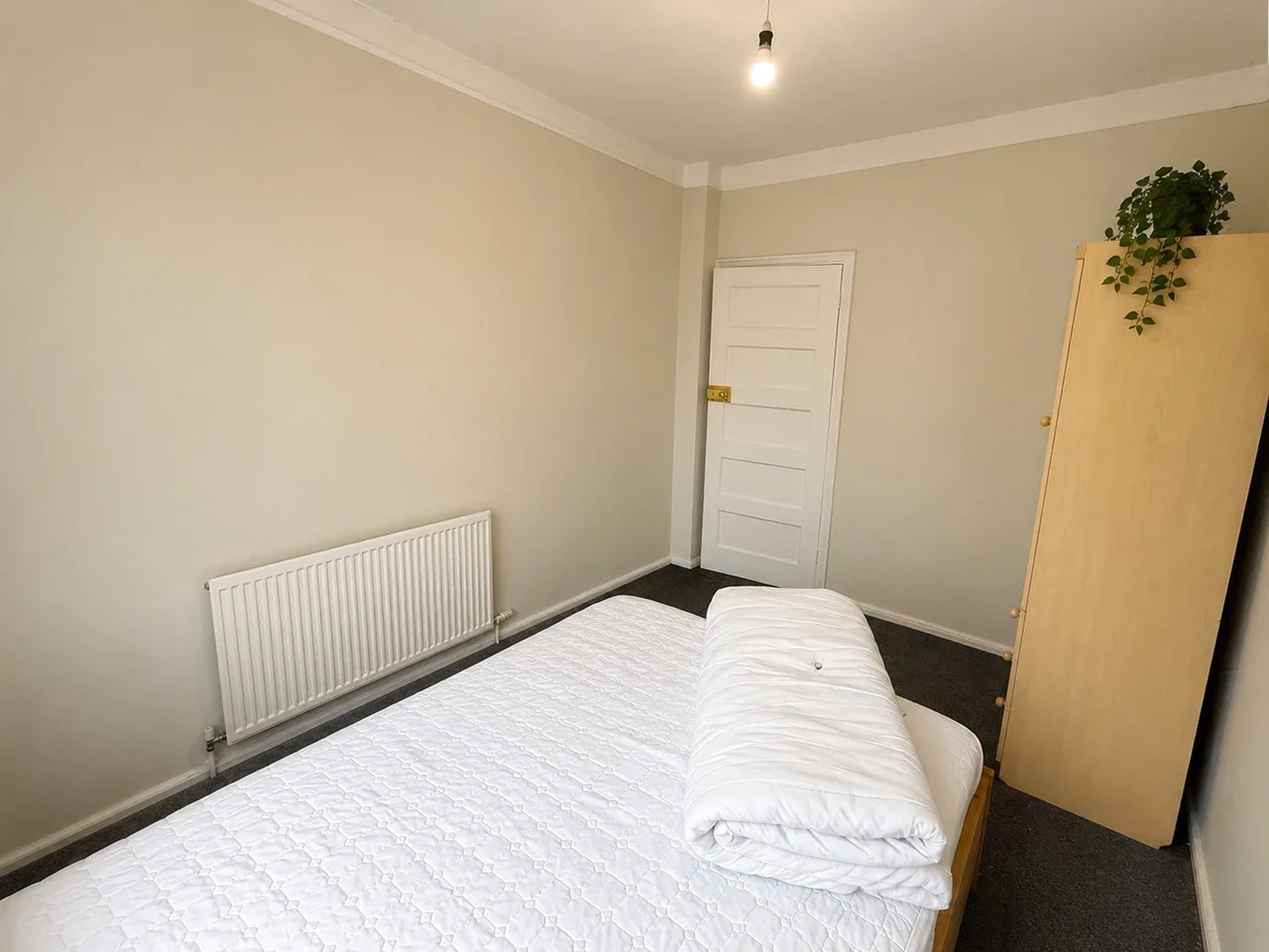 Room Western Avenue in Greater London