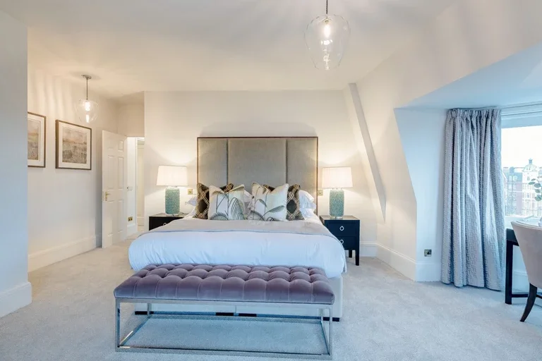 Flat Walm Lane in Greater London