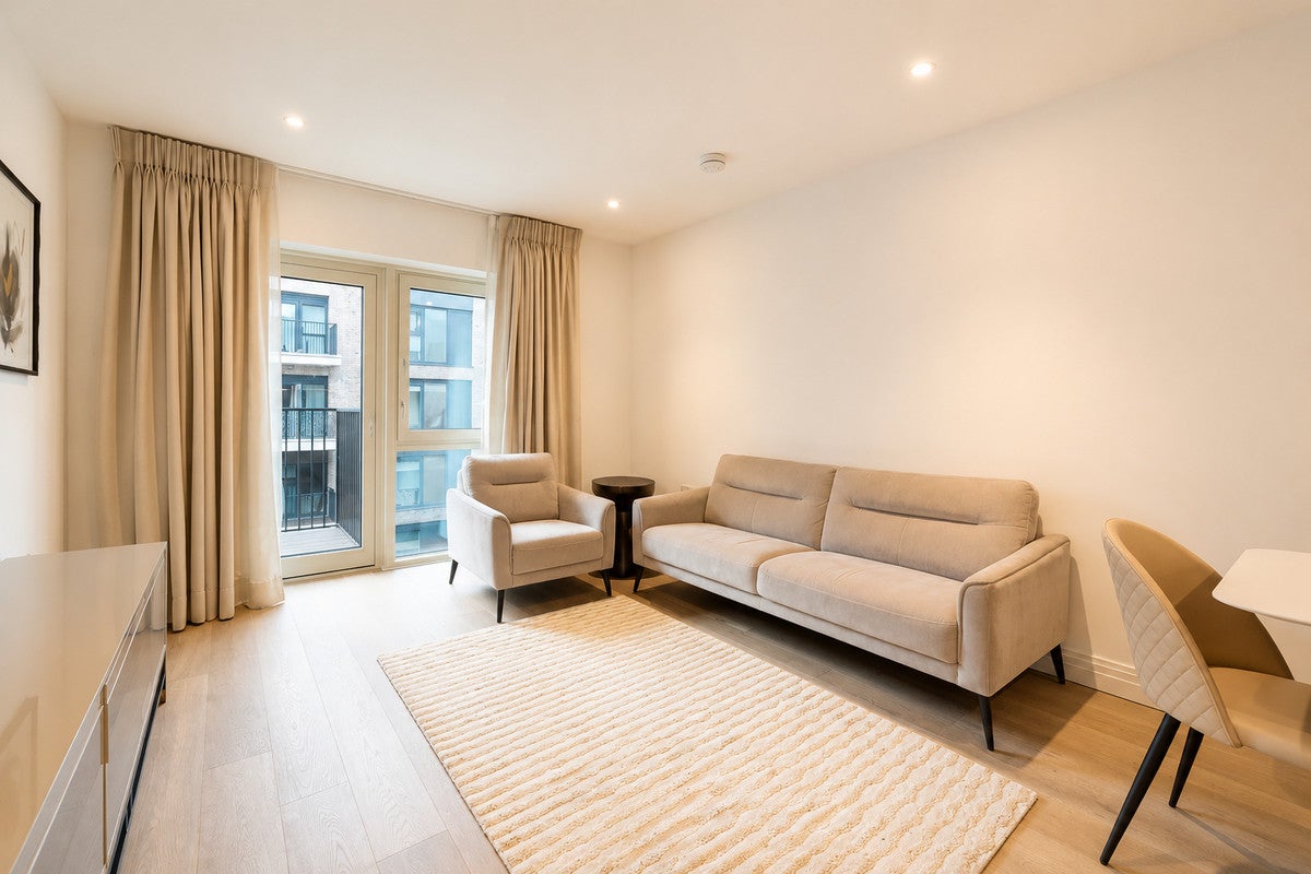 Flat Bagleys Lane in Greater London
