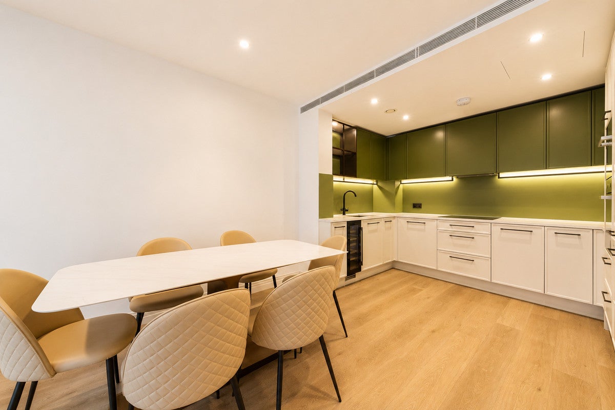 Flat Bagleys Lane in Greater London