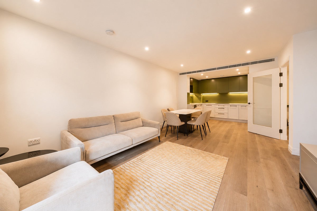 Flat Bagleys Lane in Greater London