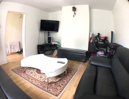 Flat Derwent Drive in Slough