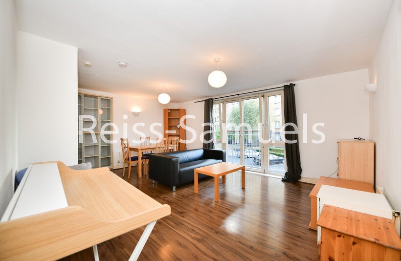 Flat Westferry Road in Greater London