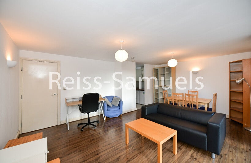 Flat Westferry Road in Greater London