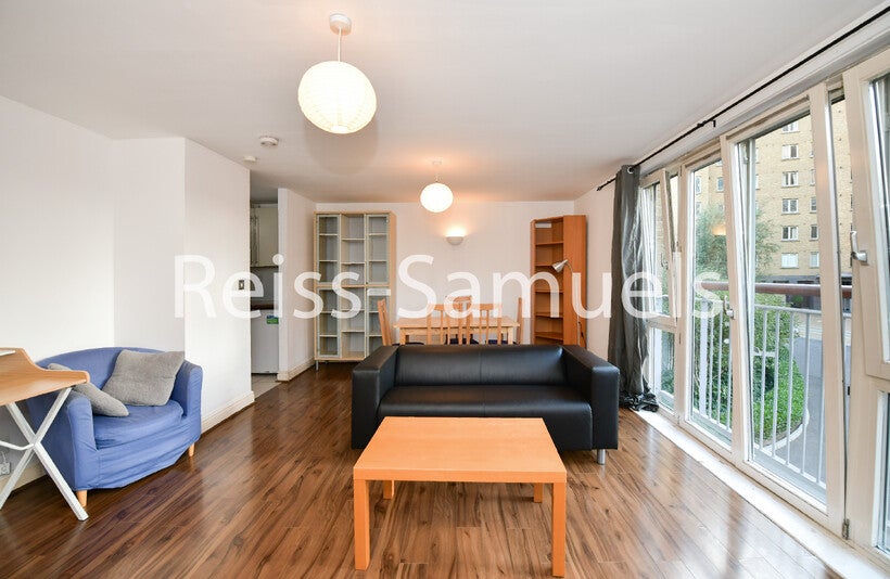 Flat Westferry Road in Greater London