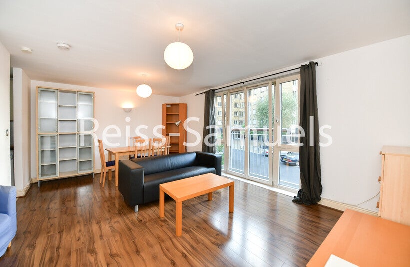 Flat Westferry Road in Greater London