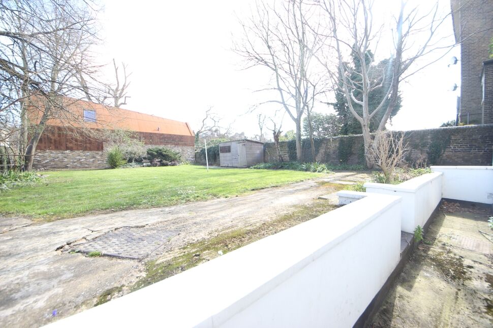 Flat Wickham Road in Greater London