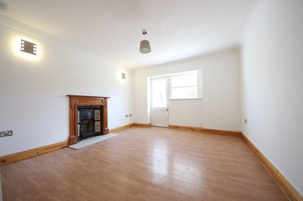 Flat Wickham Road in Greater London
