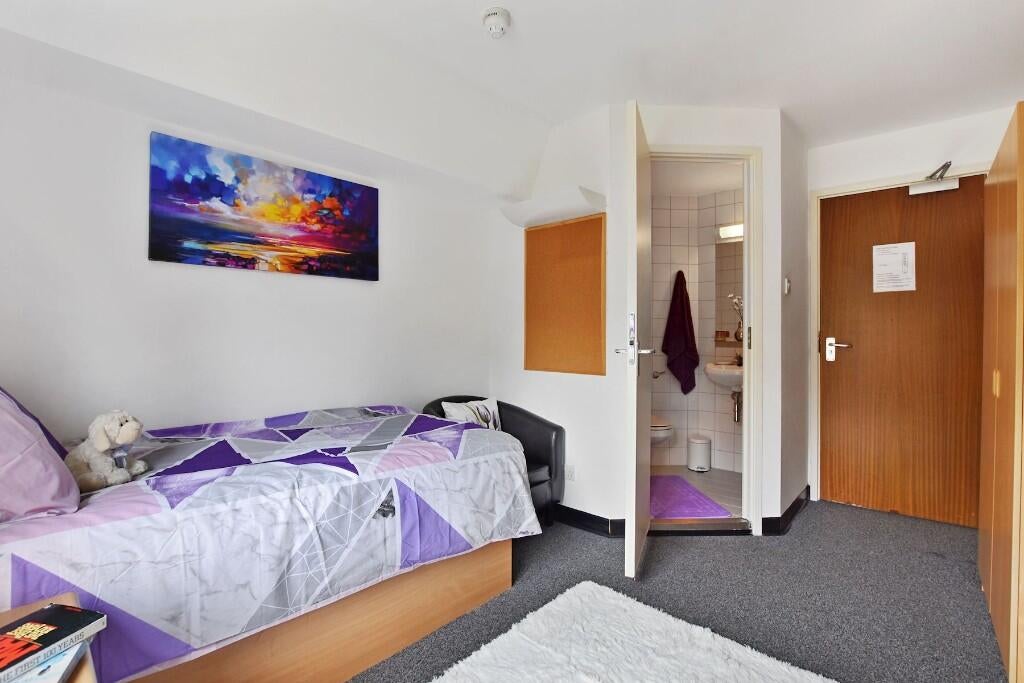 Room Nightingale Avenue in Greater London