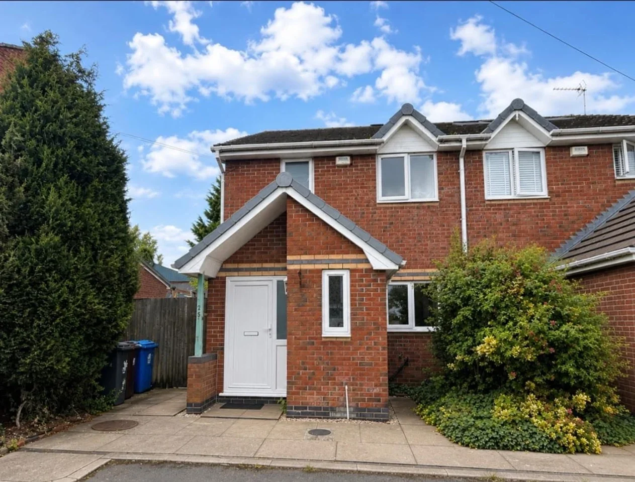 House Canterbury Close in Atherton