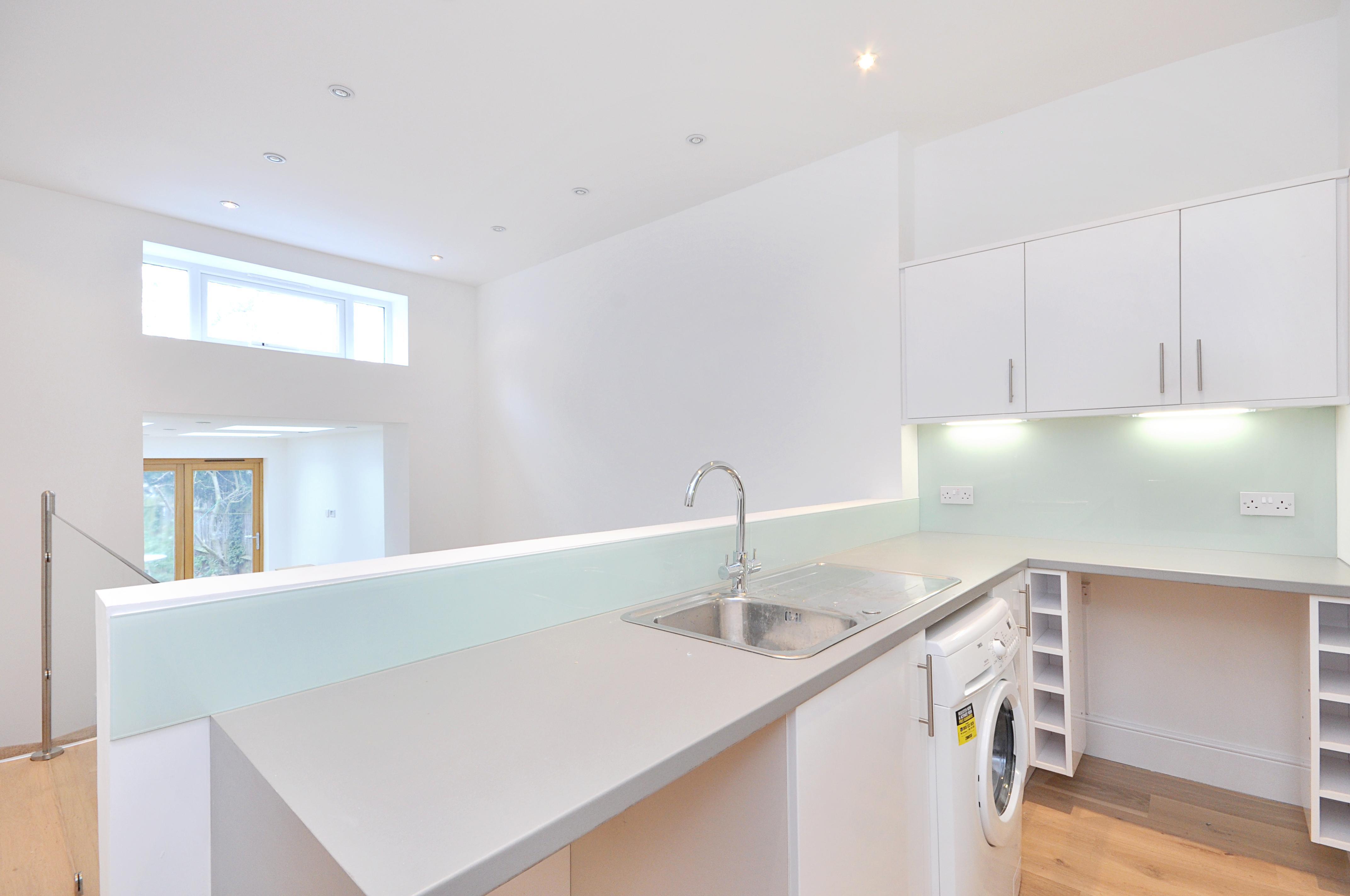 Flat Sternhold Avenue in Greater London