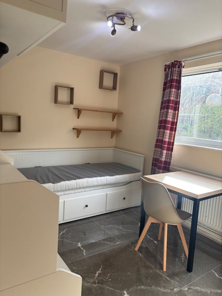 Flat Russet Crescent in Greater London
