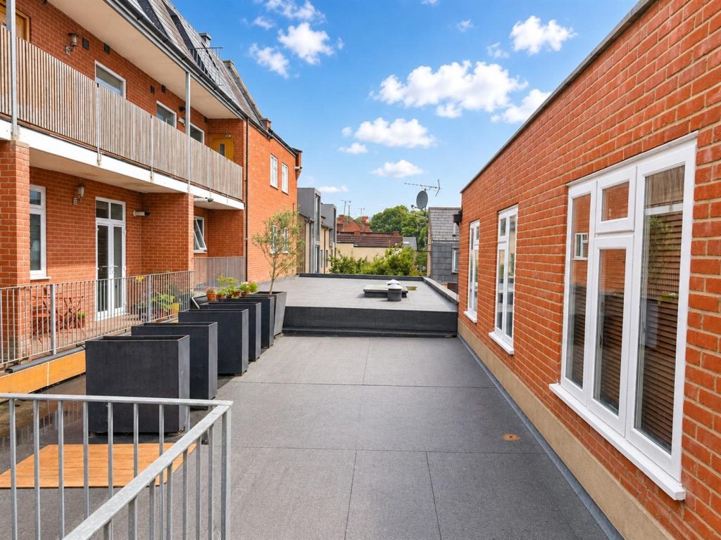 Flat Coleridge Lane in Greater London