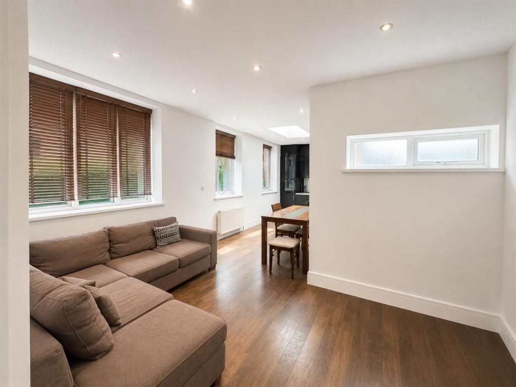 Flat Coleridge Lane in Greater London