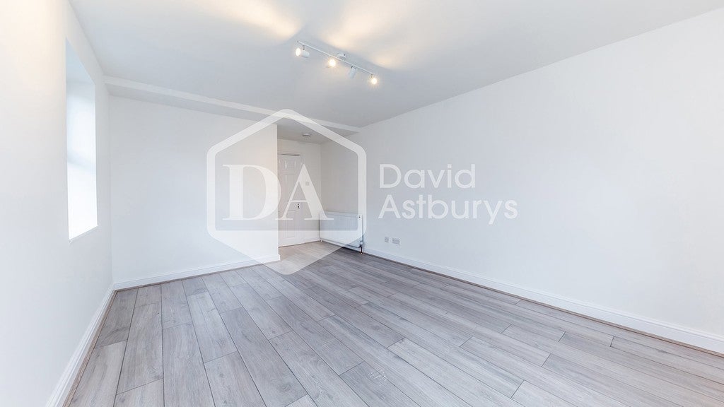 Flat Denmark Road in Greater London