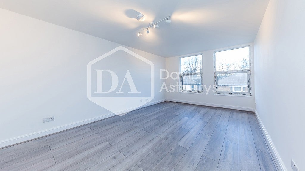 Flat Denmark Road in Greater London