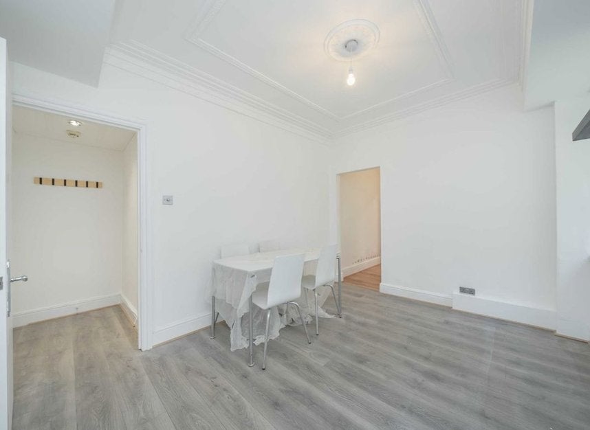 Flat Finchley Road in Greater London