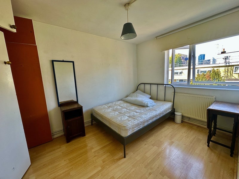 Room Crondall Street in Greater London