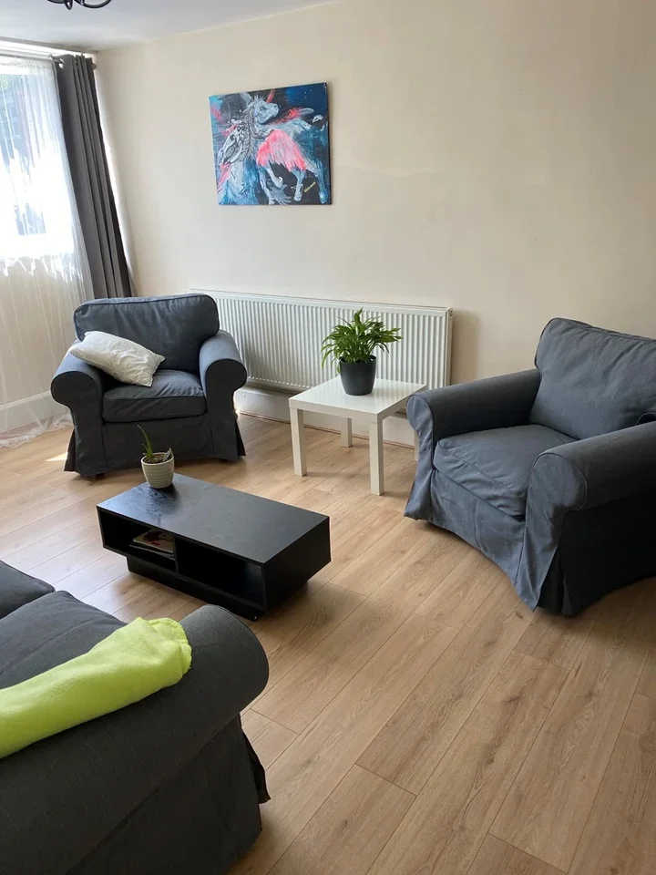 Flat Falcon Grove in Greater London