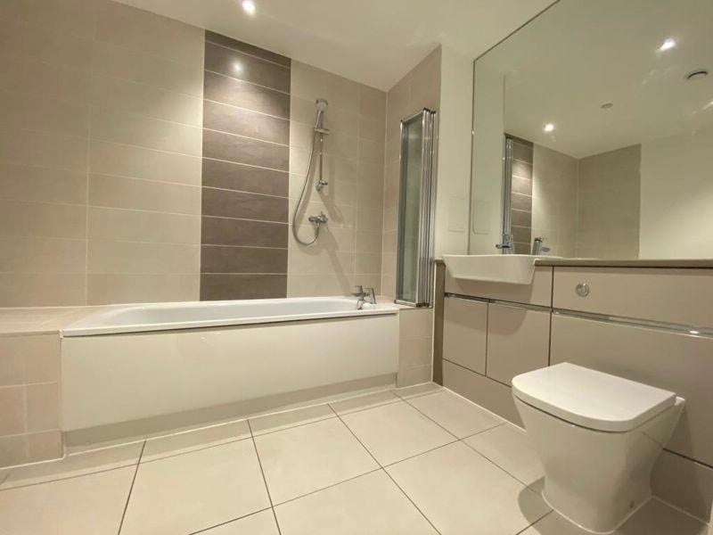 Room Ponton Road in Greater London